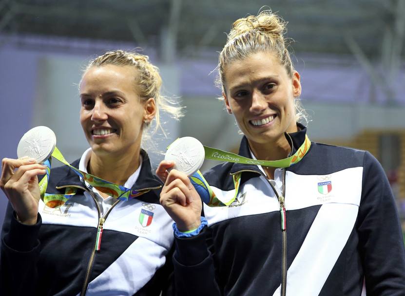 Eccole, Tania e Francesca con la loro medaglia d&#39;argento. Reuters